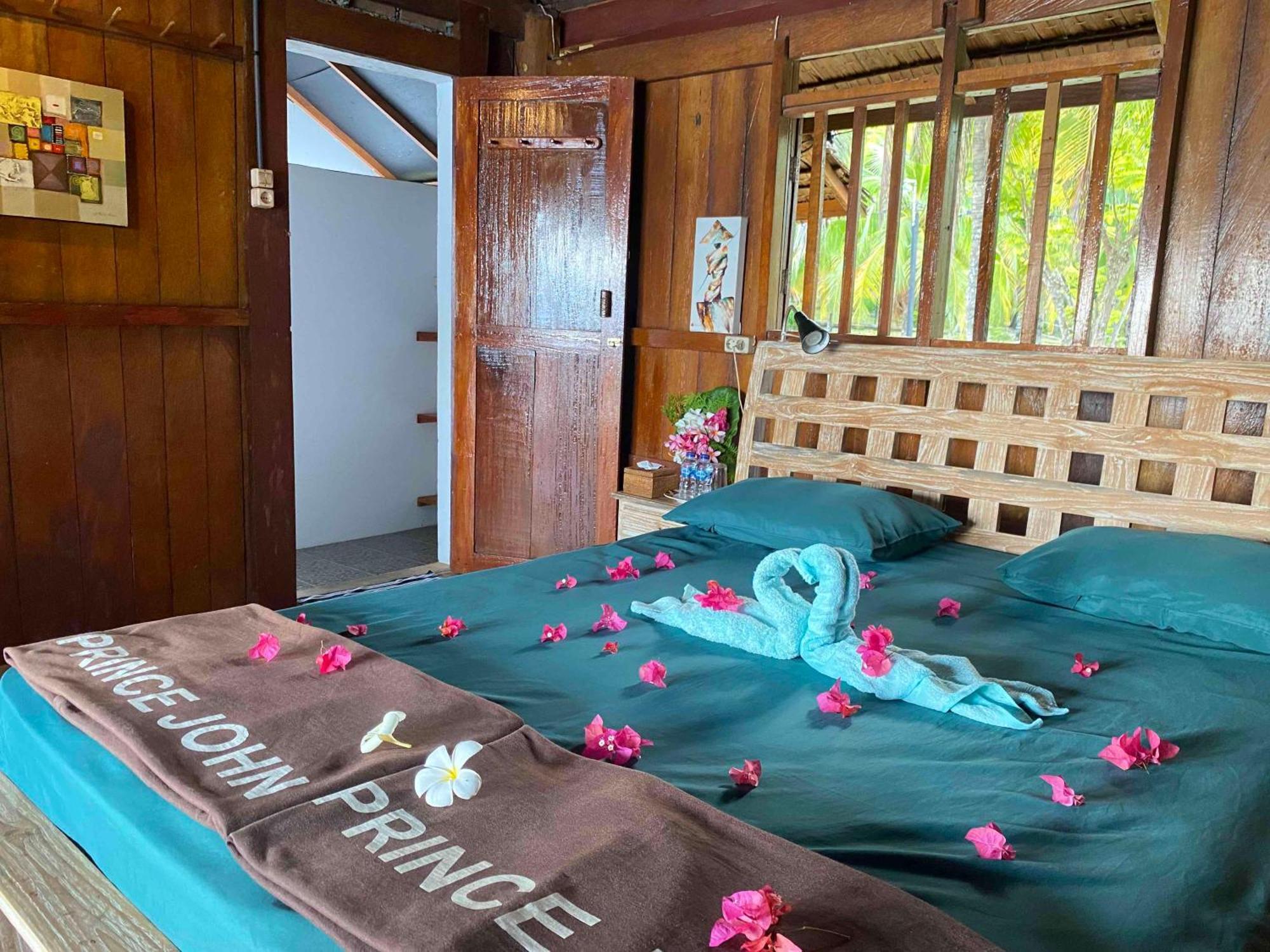 Prince John Dive Resort Donggala エクステリア 写真